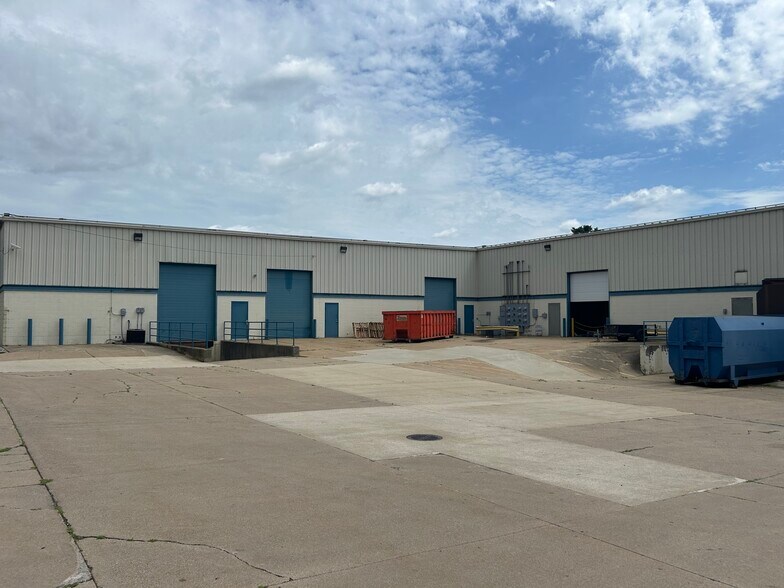 More Photos Of 630 E Bronson St, South Bend Light Distribution For Lease