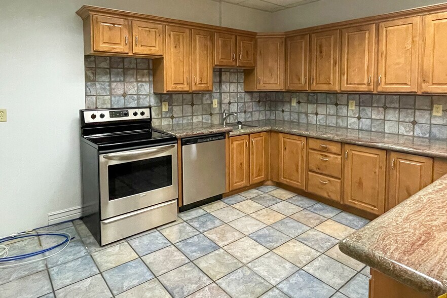 More Photos Of 14039 Minuteman Dr, Draper Self Storage For Lease