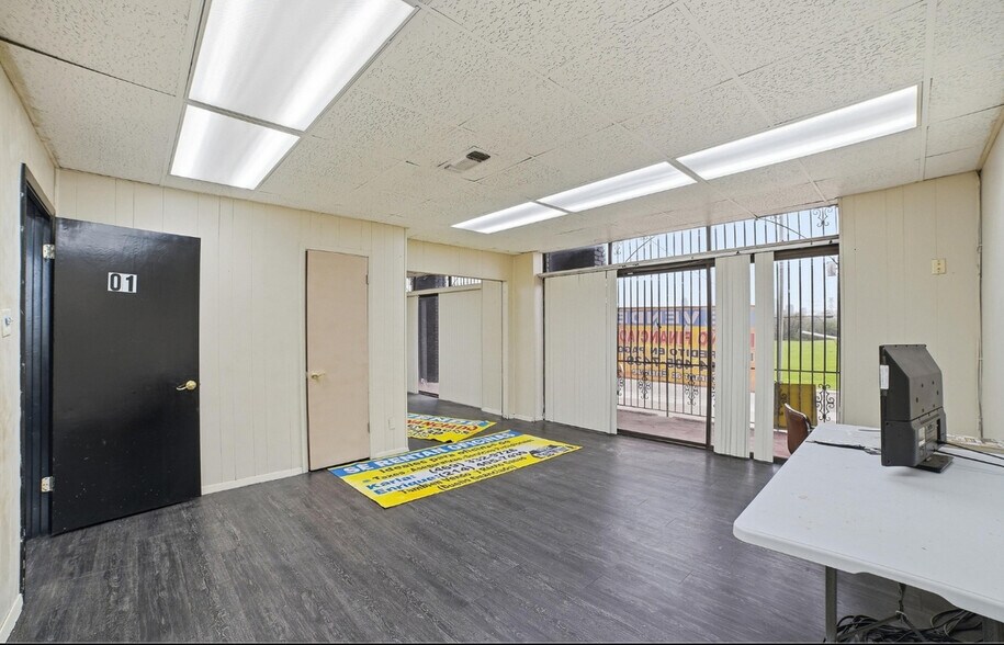 More Photos Of 2908 11th St, Dallas Office For Sale