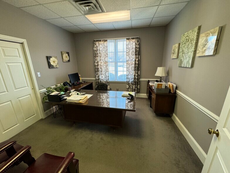 More Photos Of 160 Hawthorne Park, Athens Medical For Sale