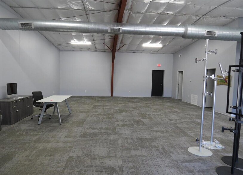 More Photos Of 1703 Candletree Dr, Peoria Warehouse For Lease