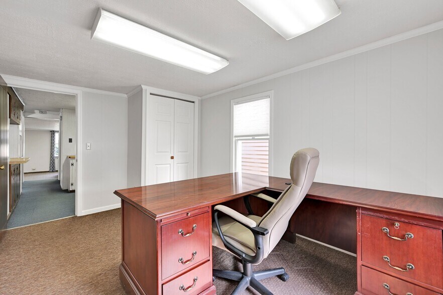 More Photos Of 26 N Railroad St, Palmyra Office For Sale