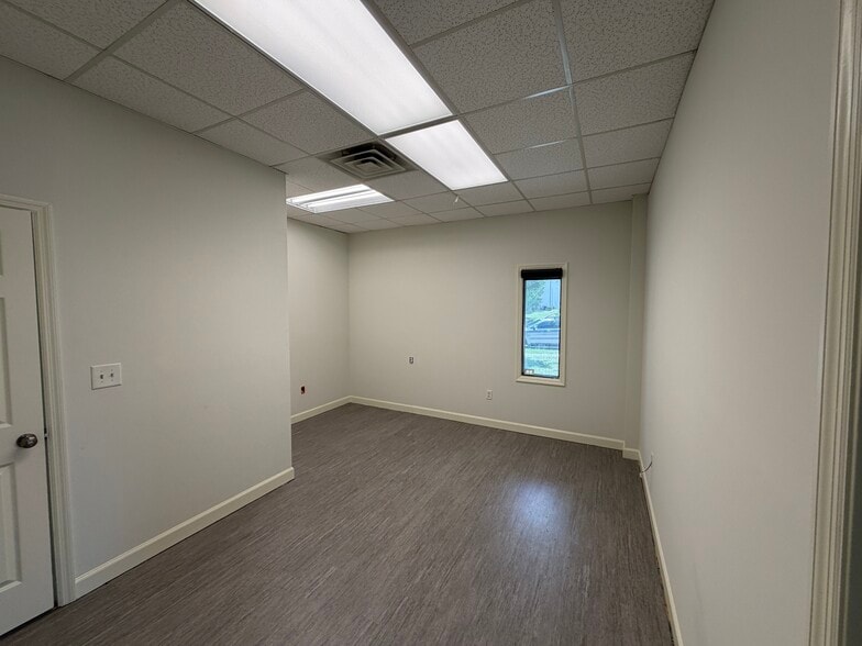 More Photos Of 7268 Peppermill Pky, Charleston Light Manufacturing For Lease