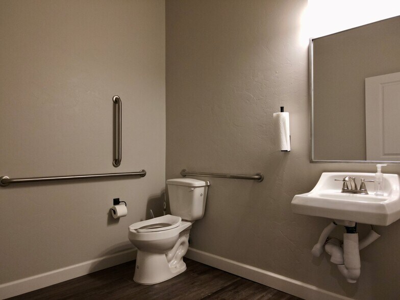 More Photos Of 517 Liberty Ln, Edmond Office For Lease