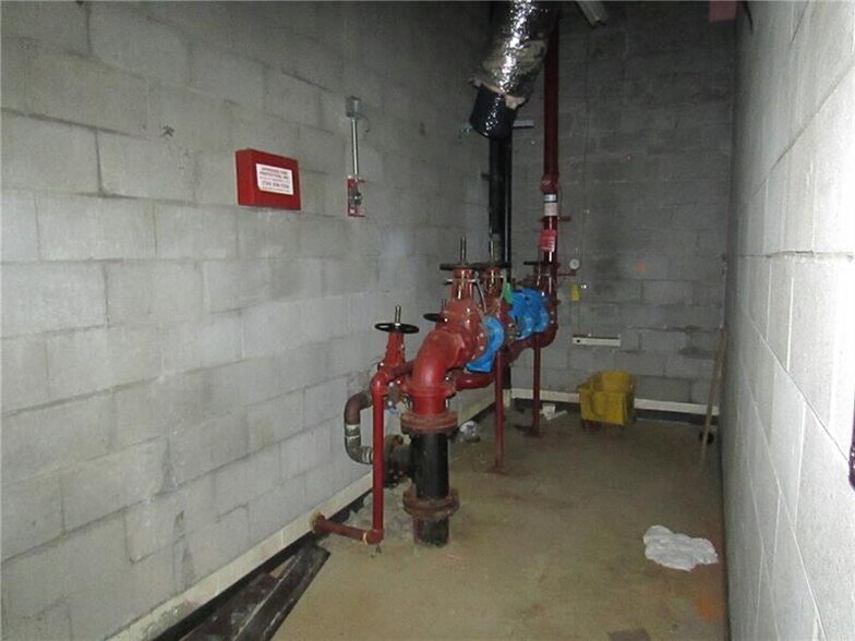 More Photos Of 7025 Clairton Rd, West Mifflin Flex For Lease