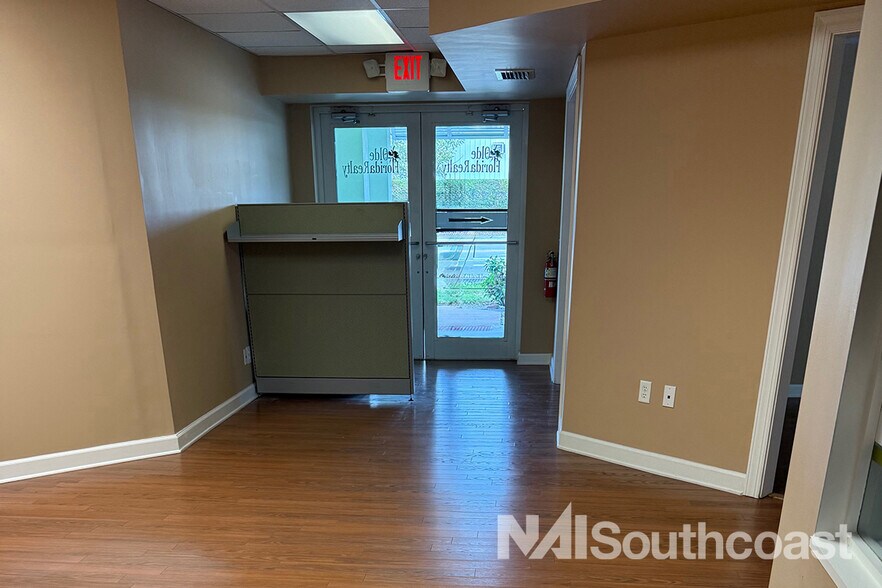 More Photos Of 612-616 SE Dixie Hwy, Stuart Office For Lease