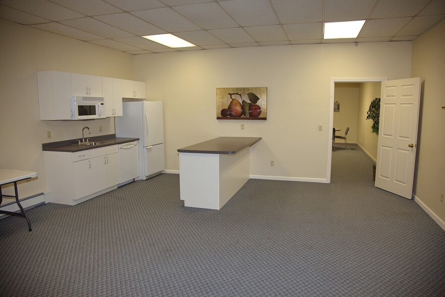 More Photos Of 1216 Portland Rd, Arundel Medical For Sale
