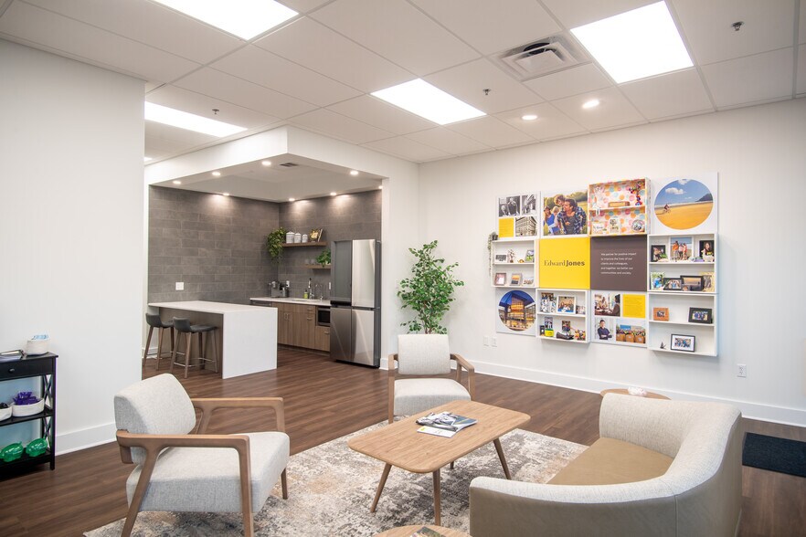 More Photos Of 8075 Town Centre Dr, Broadview Heights Flex For Lease