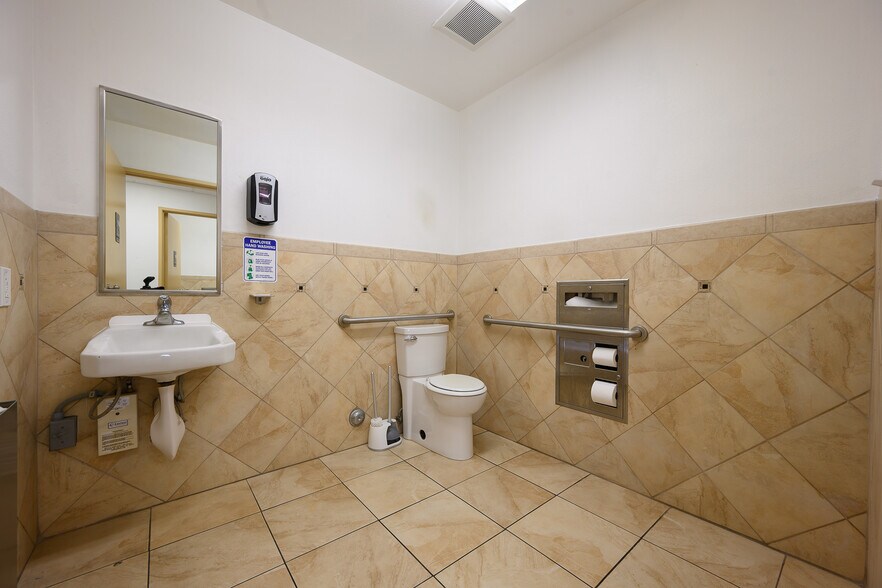 More Photos Of 17971 Euclid St, Fountain Valley Medical For Lease