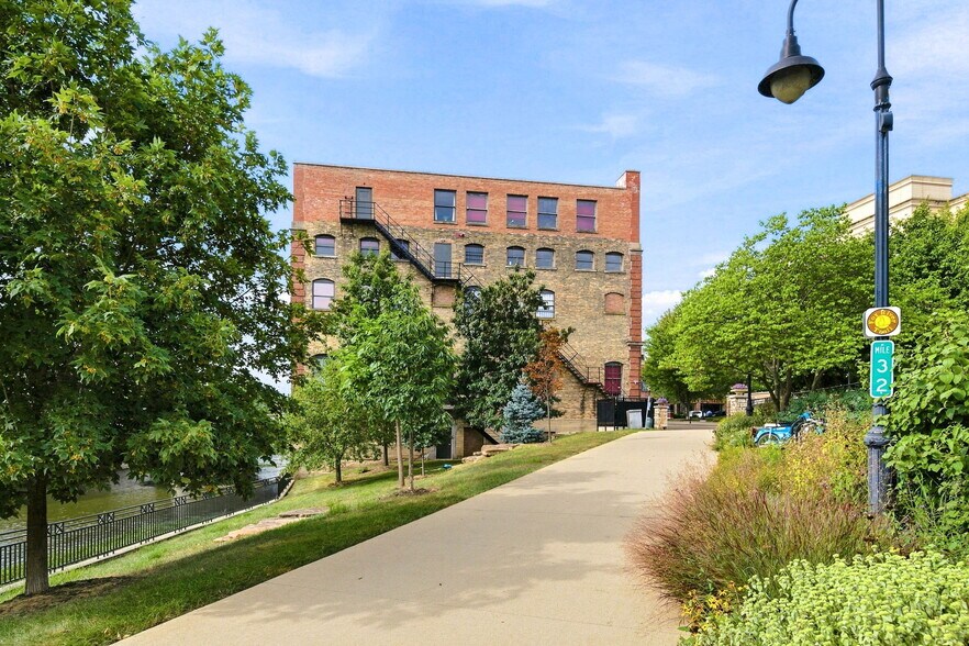 More Photos Of 31 W Downer Pl, Aurora Office For Sale
