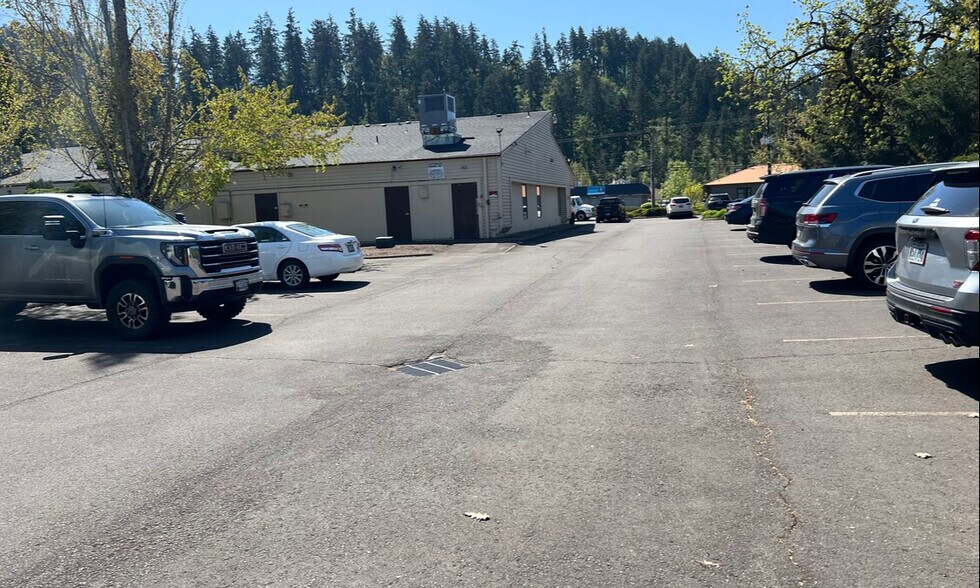 More Photos Of 5892 Main St, Springfield Storefront Retail Office For Lease