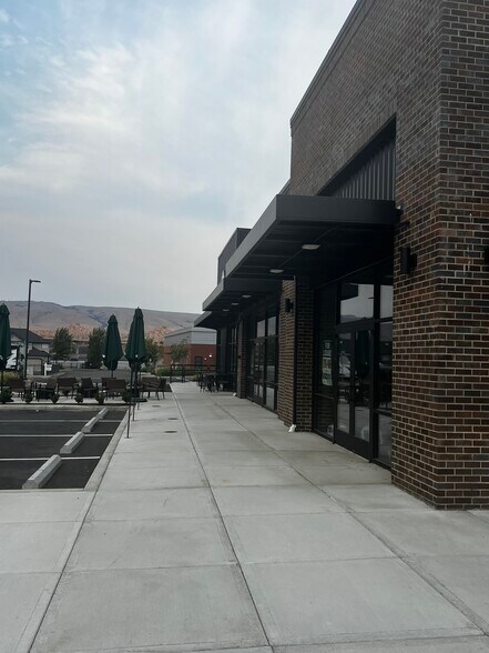 More Photos Of 380 Lone Pine Blvd, The Dalles General Retail For Lease