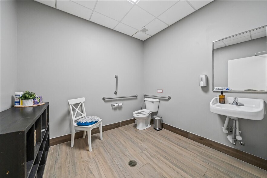 More Photos Of 1430 Poplar Ave, Memphis Office For Sale