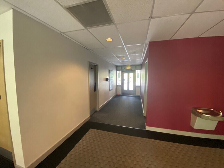 More Photos Of 9311 SE 36th St, Mercer Island Office For Lease