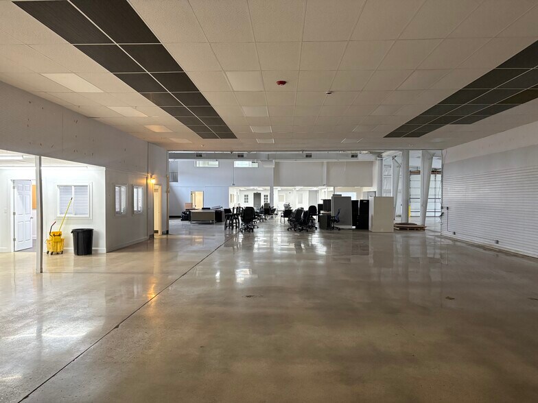 More Photos Of 2905 N Lincoln Rd, Escanaba General Retail For Sale