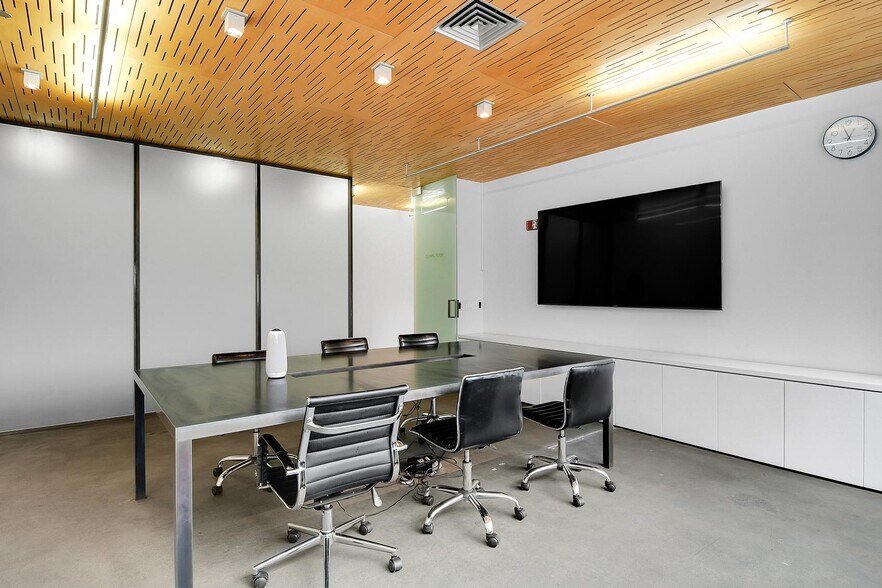 More Photos Of 2727 Western Ave, Seattle Loft Creative Space For Lease