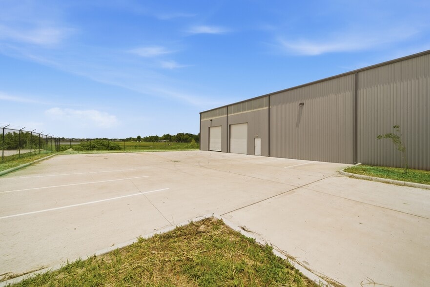 More Photos Of 13600 S Gessner Rd, Missouri City Warehouse For Sale