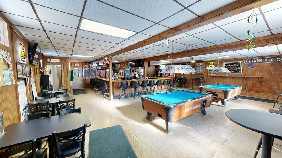 More Photos Of 46 S Leavitt Rd, Leavittsburg Bar For Sale