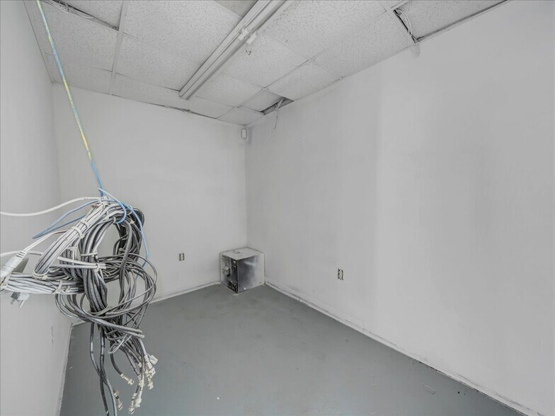 More Photos Of 19276 Hartford St, Edison Freestanding For Sale