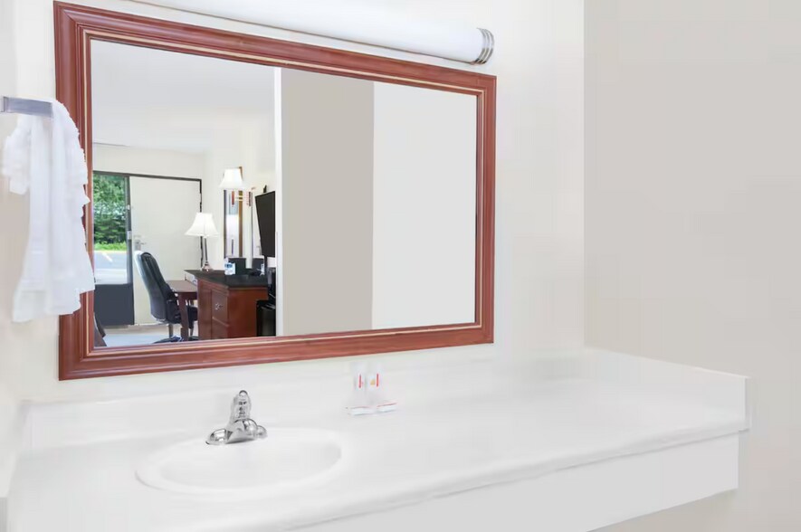 More Photos Of 261 Eastside Dr, Newton Hotel For Sale