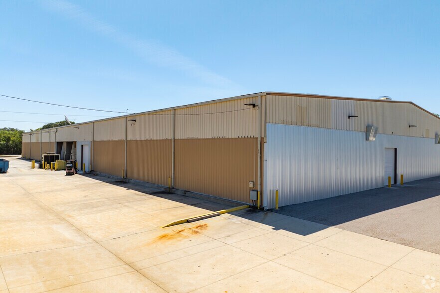 More Photos Of 8423 Sunstate St, Tampa Warehouse For Sale