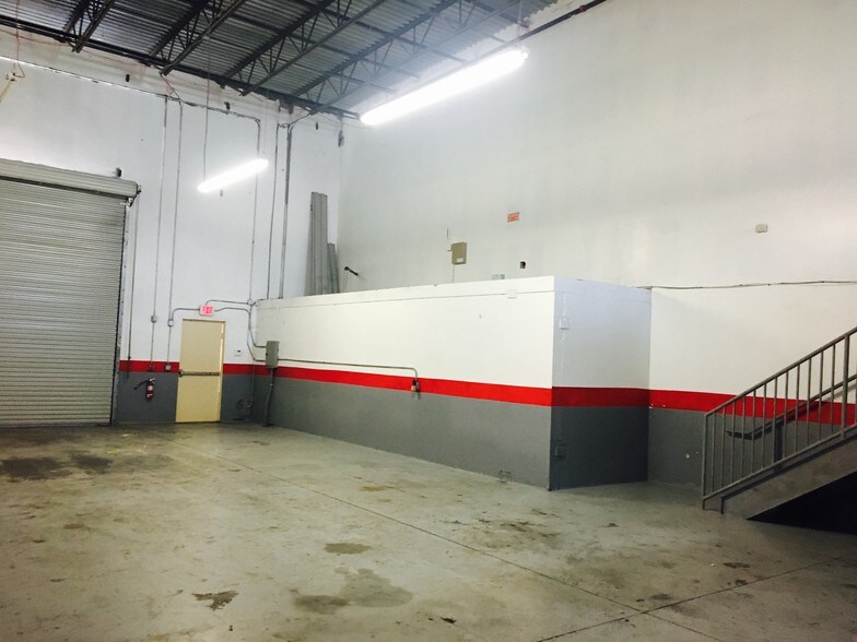 More Photos Of 787 Commerce Dr, Venice Warehouse For Lease