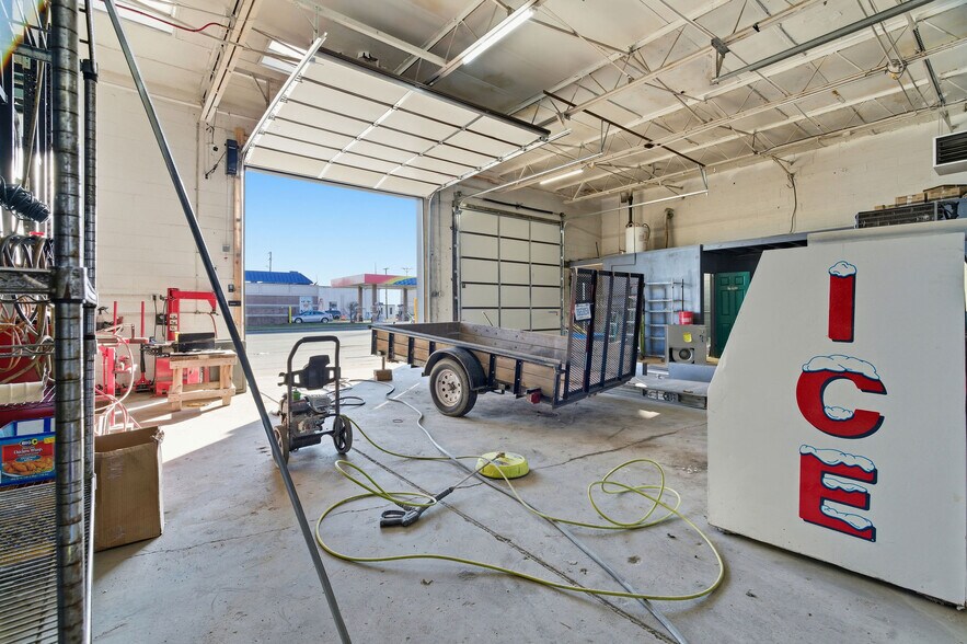 More Photos Of 6737 E Nine Mile Rd, Warren Warehouse For Lease