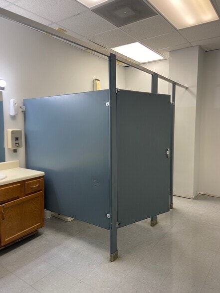 More Photos Of 509 Mineral Trace, Birmingham Light Distribution For Lease