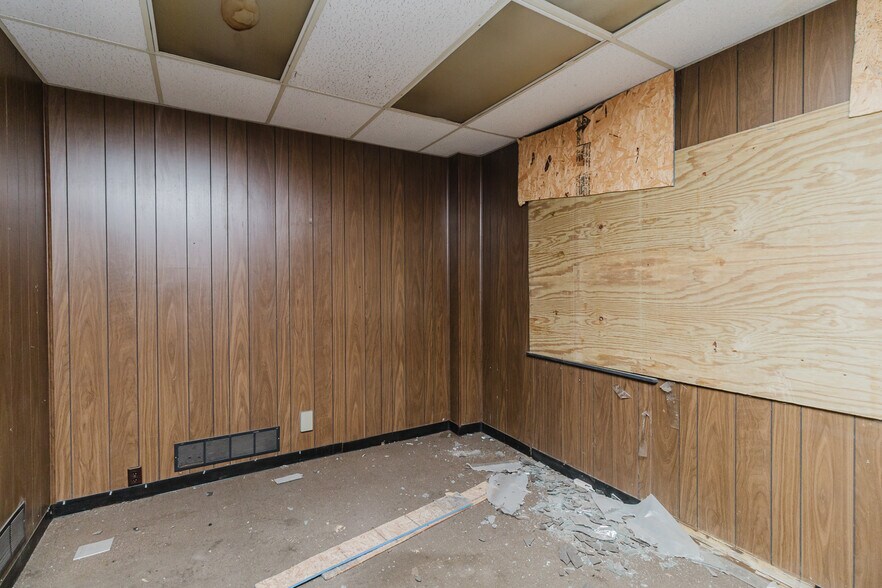 More Photos Of 470 N Seneca St, Wichita Warehouse For Sale