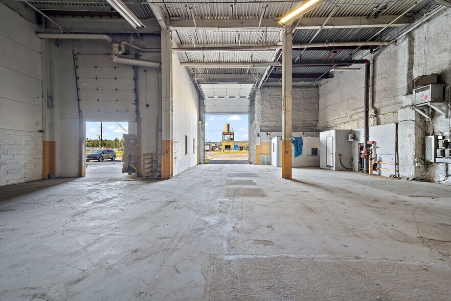 More Photos Of 35-75 Rue De L'acier, Coteau-du-lac Manufacturing For Sale