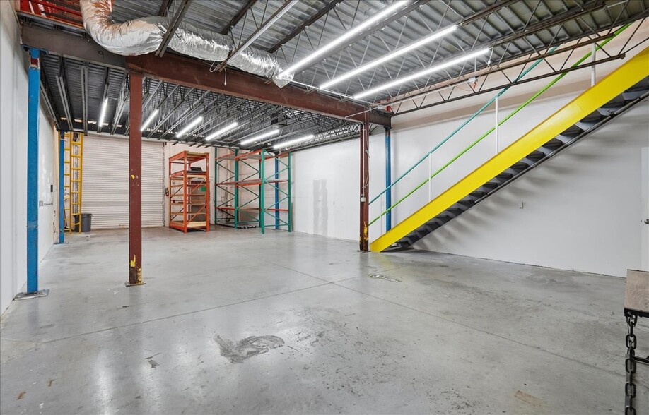 More Photos Of 6321 Porter Rd, Sarasota Light Manufacturing For Lease