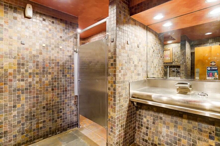 More Photos Of 491 Park St, Columbus Bar For Lease