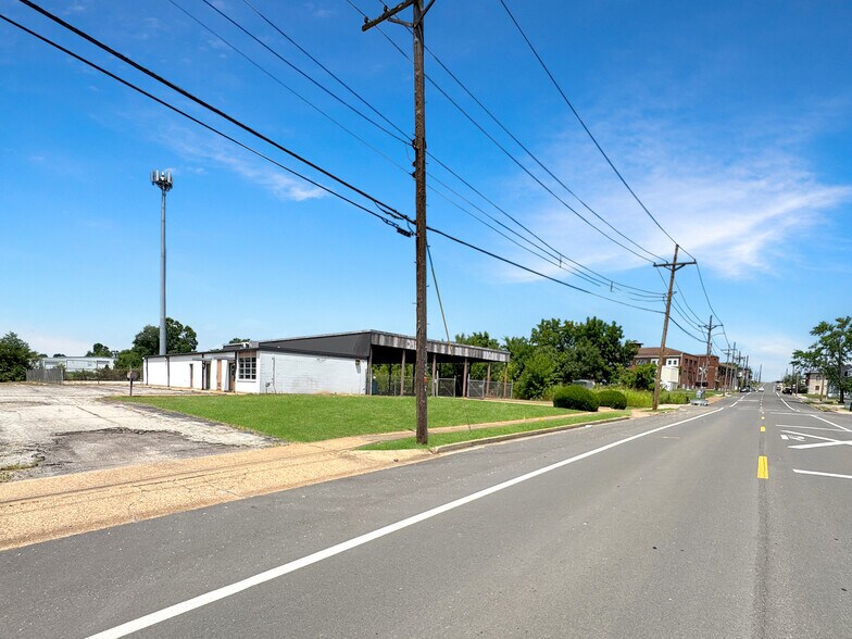 More Photos Of 313 Franklin Ave, Union Light Distribution For Sale