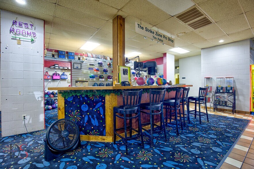 More Photos Of 2414 IL-23, Streator Flex For Sale