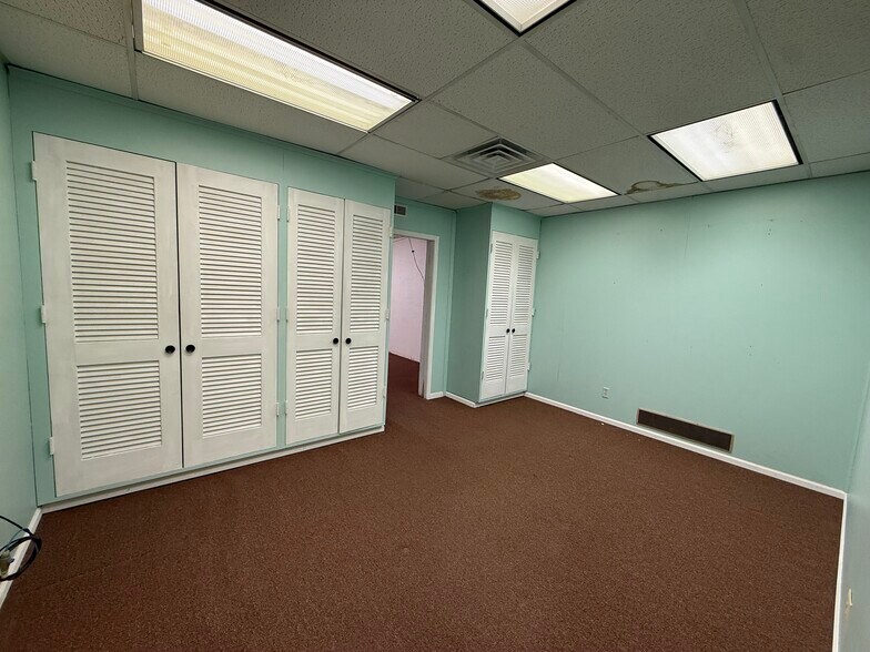 More Photos Of 1620 W 98th St, Bloomington Showroom For Lease