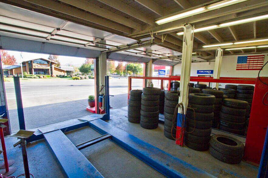 More Photos Of 5047 Main St, Springfield Auto Repair For Sale