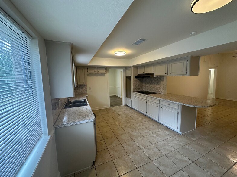 More Photos Of 2043 Cherry Laurel Dr, Spring Office For Lease