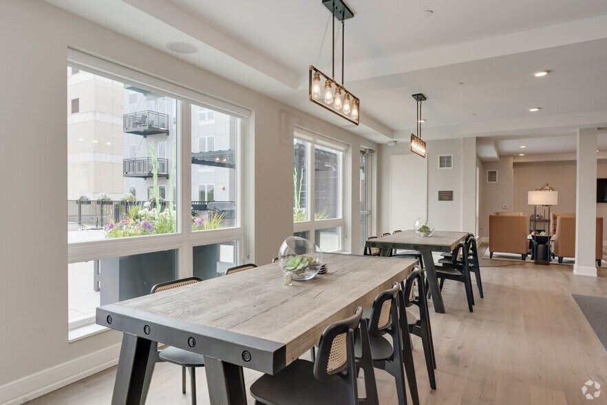 More Photos Of 1555 Ellinwood Ave, Des Plaines Apartments For Lease