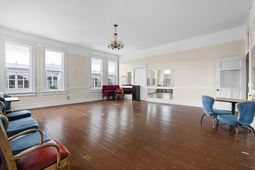 More Photos Of 106 W Oak St, Arcadia Storefront For Sale