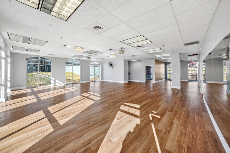More Photos Of 10210 Berkeley Place Dr, Charlotte Storefront Retail Office For Lease