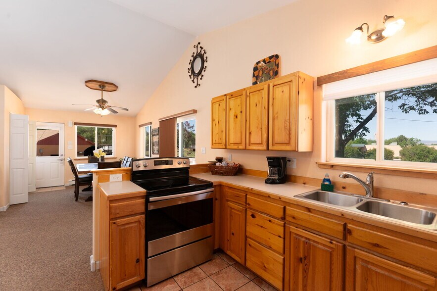 More Photos Of 1624 E Main St, Montrose Hotel For Sale