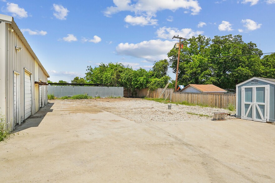 More Photos Of 2423 Hinton Dr, Irving Warehouse For Lease