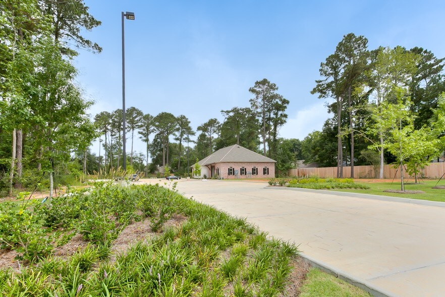 More Photos Of 102 Fontainbleau Dr, Mandeville Office For Sale
