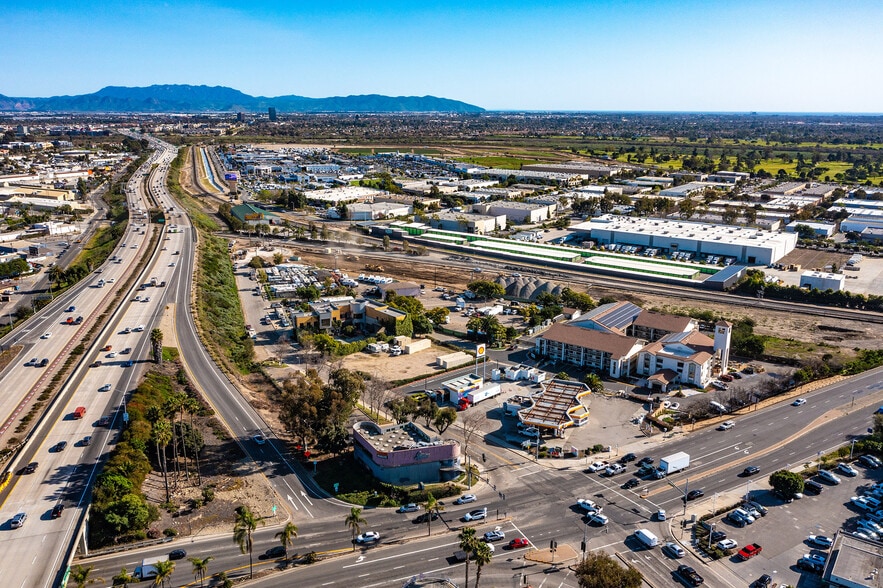 More Photos Of 5801 Valentine Rd, Ventura Freestanding For Lease