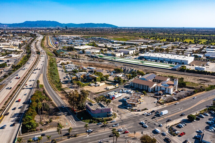 More Photos Of 5801 Valentine Rd, Ventura Freestanding For Lease