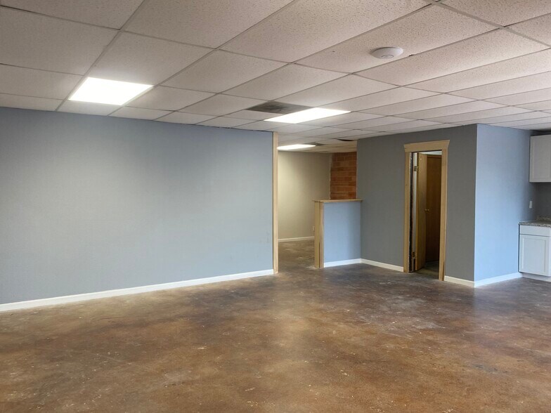 More Photos Of 8446 Gault Ln, San Antonio Light Distribution For Lease