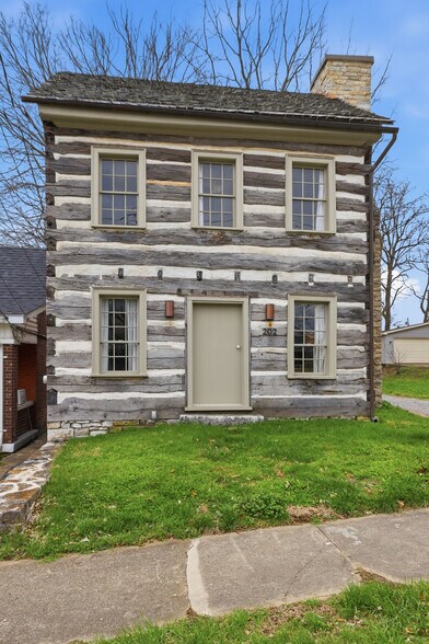 More Photos Of 202 E Walnut St, Danville Specialty For Sale