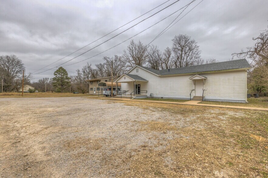 More Photos Of 215 S Bixby St, Coweta Religious Facility For Sale