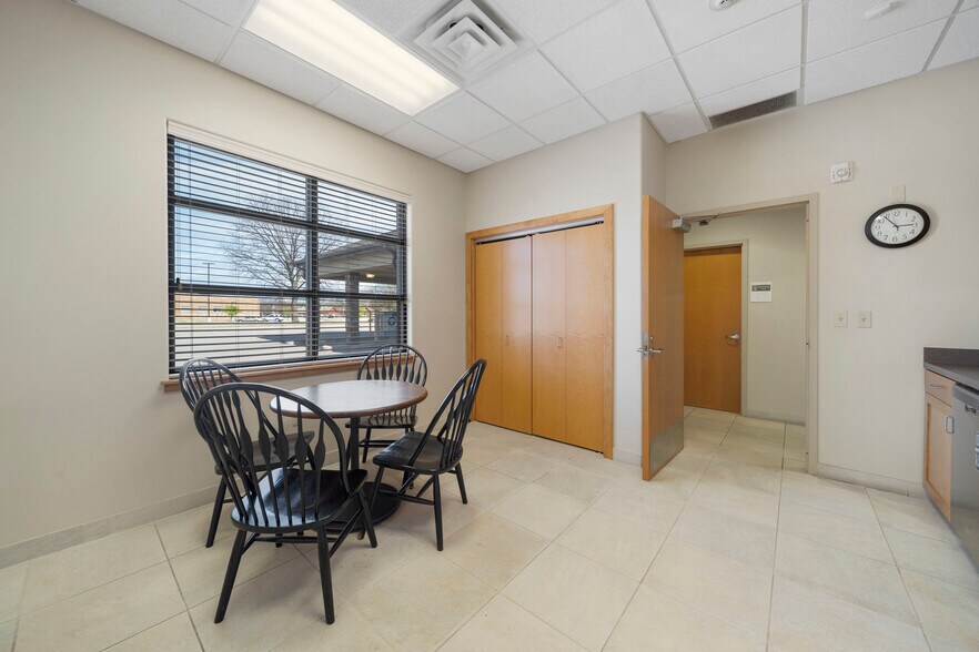 More Photos Of 7447 Riverside Pky, Tulsa Bank For Lease