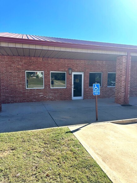 More Photos Of 200 S Main, Blanchard General Retail For Lease